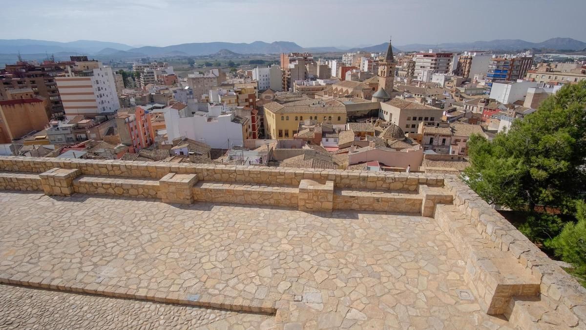 Plaza del castillo de Villena.
