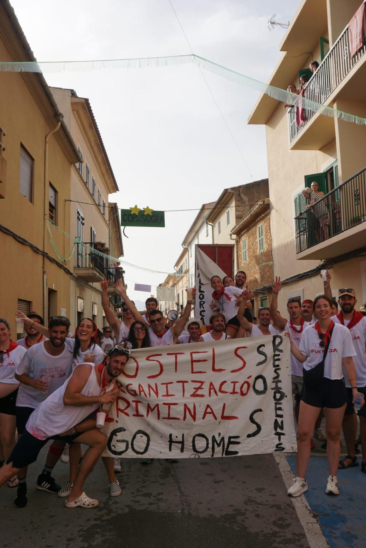 Una de las 'colles' de Santa Maria con los letreros.