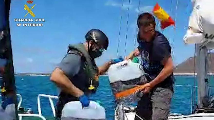 Coronavirus en Canarias | La Guardia Civil provee de víveres a dos jóvenes en un velero fondeado en la isla de Lobos