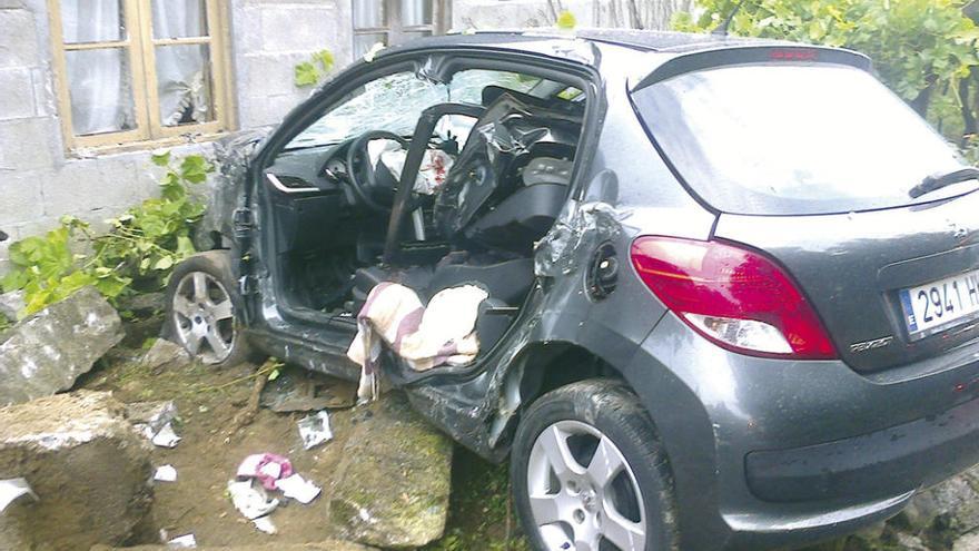 Heridos dos jóvenes al estrellarse con su coche contra una casa en Ponteareas
