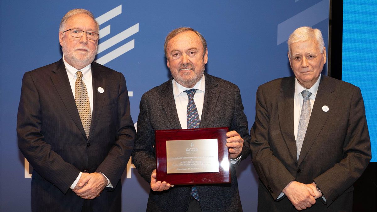 Josep Mateu, presidente del RACC, Premio Especial ACDE Nit del Dirigent Esportiu Català 2022 (en el centro), con Pere Sust, presidente de la ACDE (a la derecha) y Francesc Sanahuja, miembro de la Junta de la ACDE (a la izquierda)