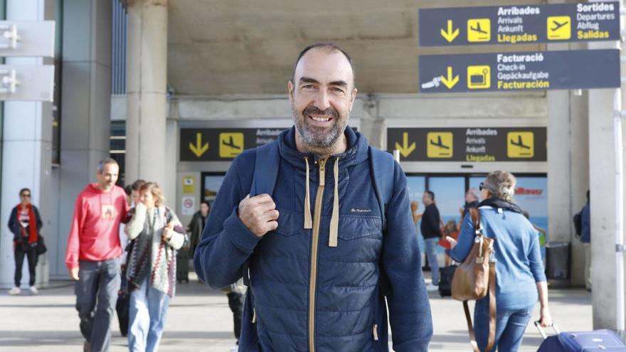 Für das Foto lächelt Ismael Moll. Dabei ist er genervt, dass sein Flug mal wieder Verspätung hatte.  | FOTO: NELE BENDGENS