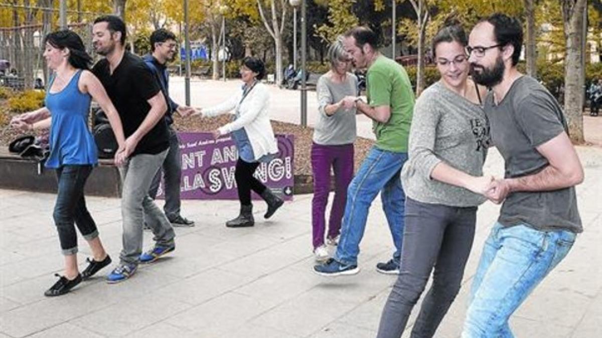 Al aire libre 8 Varias parejas bailan junto a la biblioteca, la semana pasada.