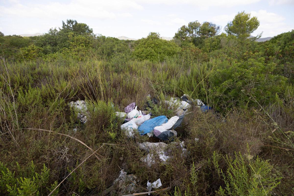 Basura acumulada en el Prat d'en Fita.