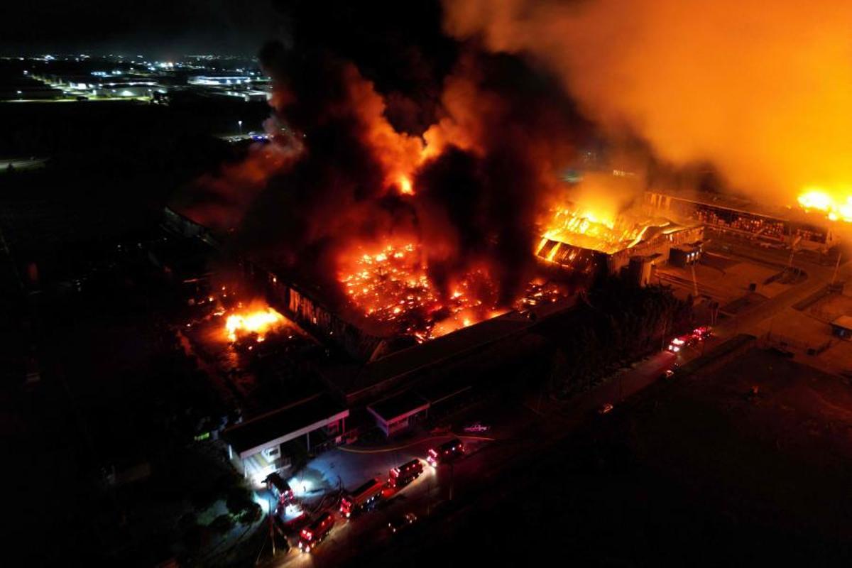 Una fuerte explosión en una zona industrial cerca del principal aeropuerto de Argentina deja al menos 15 heridos