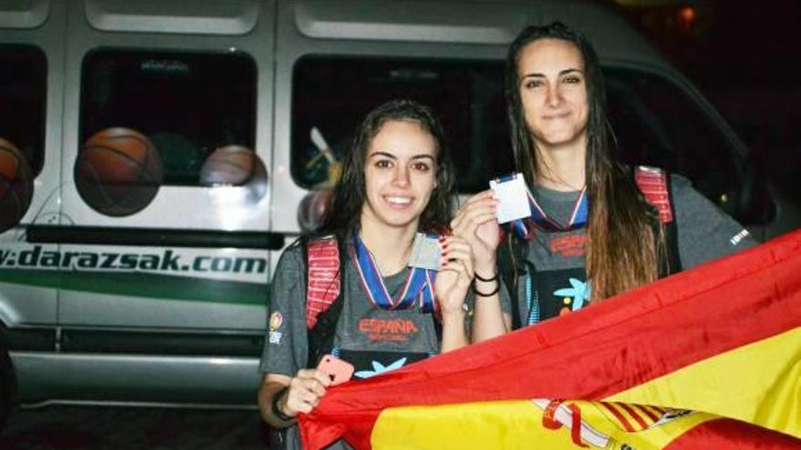 María González y Ángela Vendrell, con sus medallas de plata tras la final contra Francia.