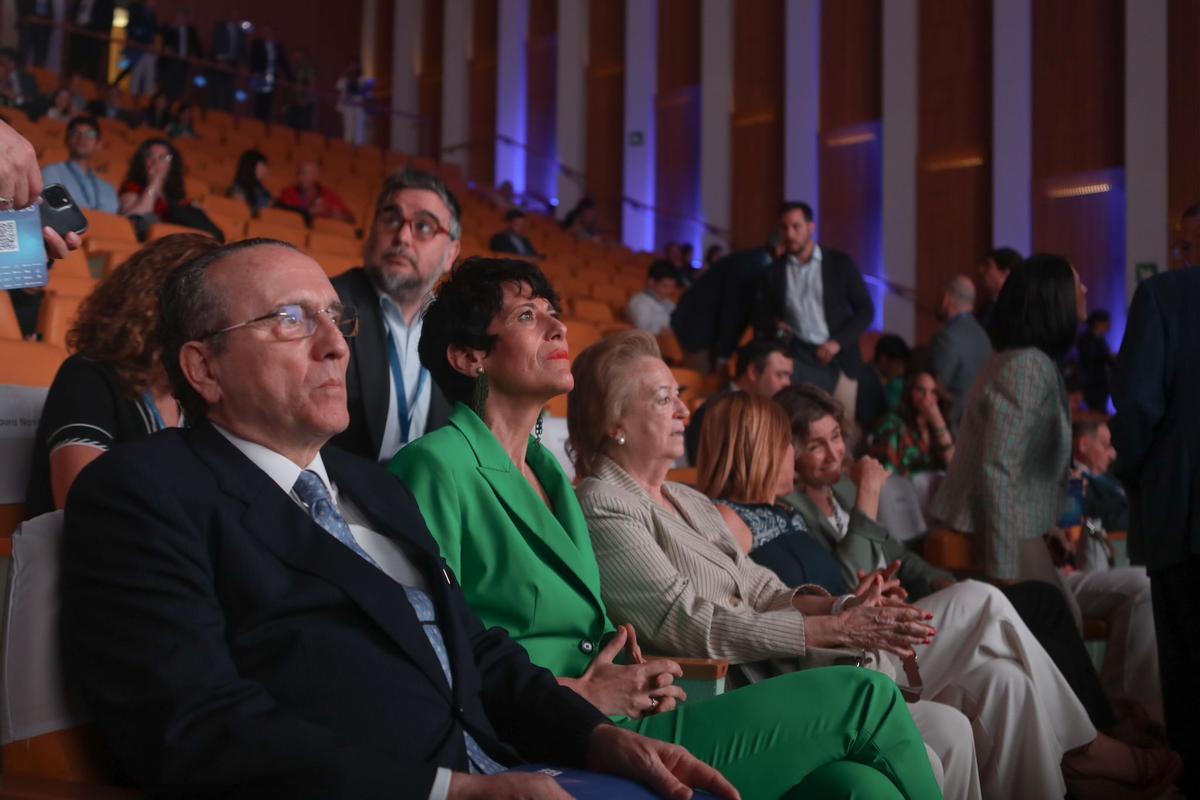 El presidente de Prensa Ibérica, Javier Moll, ejerce de anfitrión del Foro del Mediterráneo.