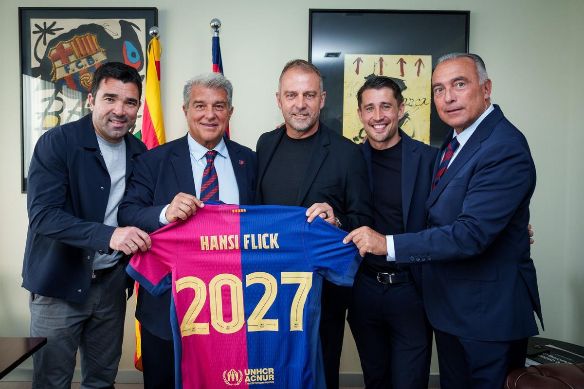 Deco, Laporta, Flick, Bojan Jr y Yuste en el acto oficial d erenovación del técnico alemán por el Barça