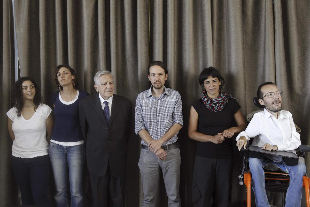 Archivo. El líder de Podemos, Pablo Iglesias (3d), junto a Tania González (i), miembro de la formación, los eurodiputados de Podemos, Lola Sanchez, el exfiscal anticorrupción español Carlos Jiménez Villerejo, María Teresa Rodríguez-Rubio y Pablo Echenique.