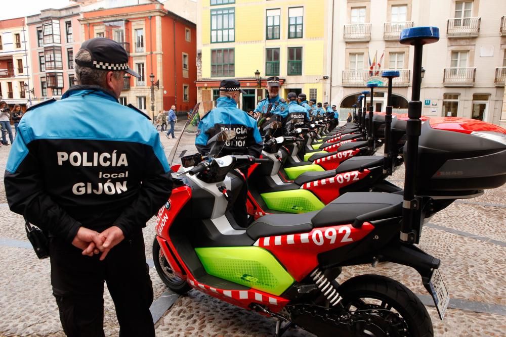 Presentación de las nuevas motos eléctricas de la Policía Local de Oviedo