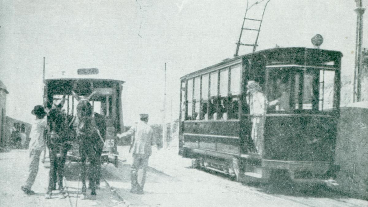 Tranvía tirado por mulas junt a un tranvía eléctrico