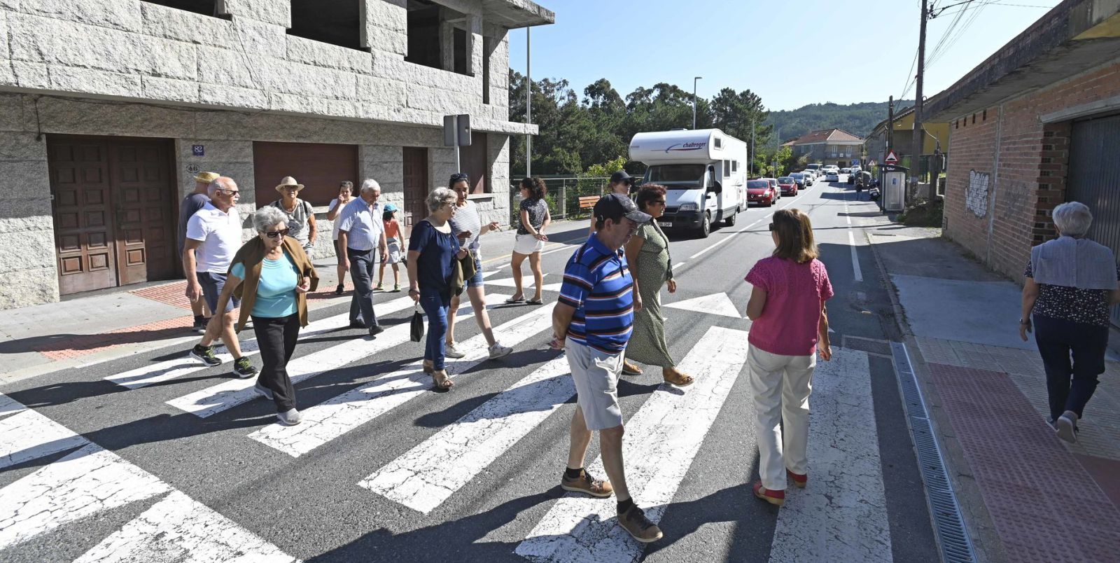 Así fue la particular manifestación contra la 'turistificación' en Cangas: cruzaron un paso de peatones durante 20 minutos