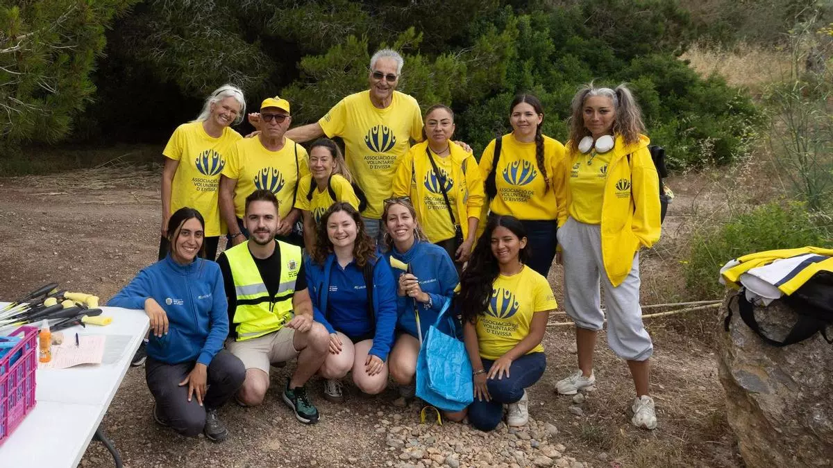 Sartenes, escombros y tiendas de campaña: voluntarios de Ibiza limpian el torrente de Ca na Parra por el Día Mundial del Medio Ambiente