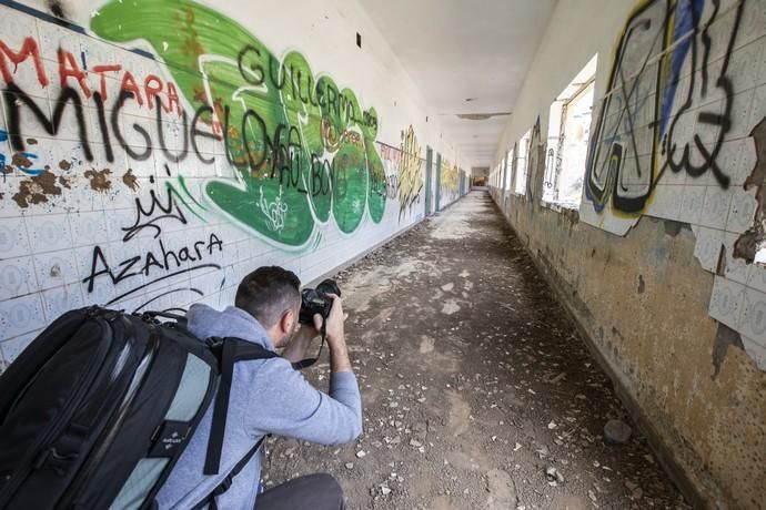 12.04.19.Las Palmas de Gran Canaria. Urbex / Reportaje con dos aficionados a la.exploración urbana de lugares abandonados.(urbex) en La Casa del Niño. Foto Quique Curbelo  | 12/04/2019 | Fotógrafo: Quique Curbelo