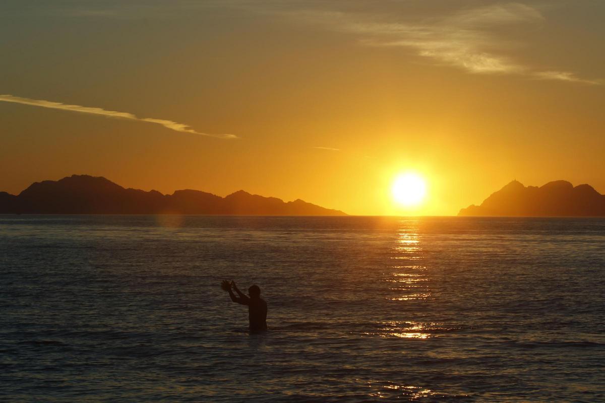 Puesta de sol entre las islas Sur y de O Faro, en el archipiélago de Cíes.