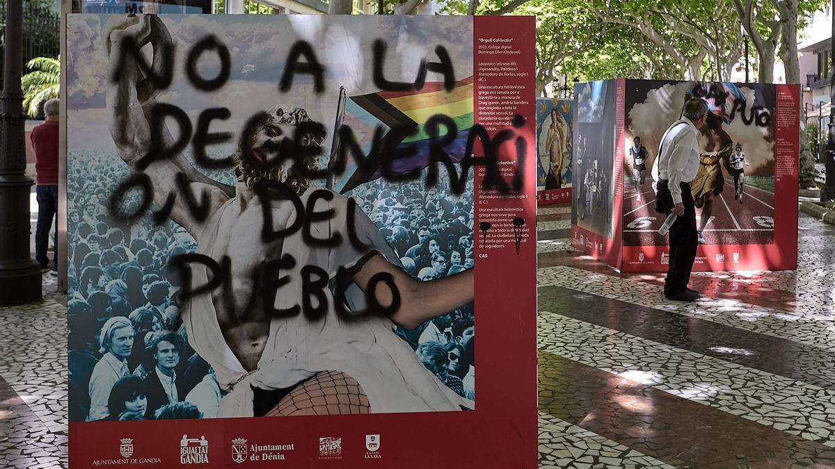 Mensaje homófobo en uno de los carteles de la exposición de Gandia