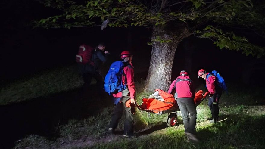 Rescate de un hombre en San Martín de Castañeda campo a través: medio kilómetro porteado en camilla en plena noche