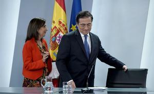 El ministro de Asuntos Exteriores, Unión Europea y Cooperación, José Manuel Albares y la ministra de Defensa, Margarita Robles.