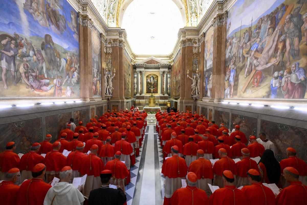Las imágenes del cónclave por dentro: los cardenales en la Capilla Sixtina.