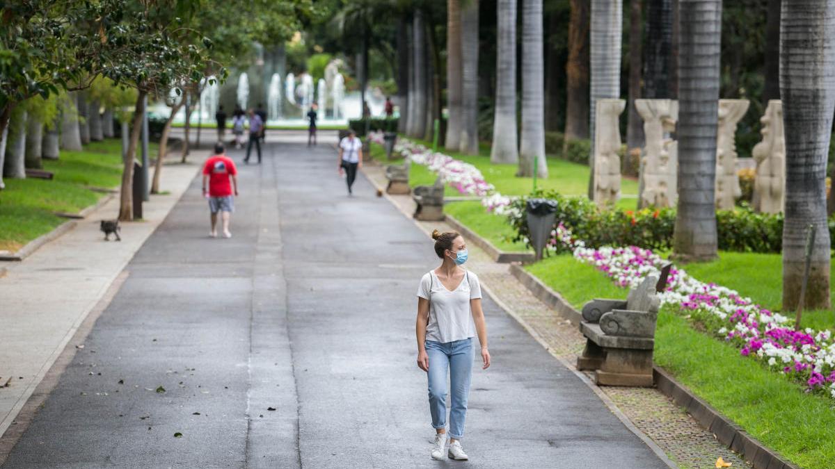 Una mujer camina por el Parque García Sanabria, en Santa Cruz.