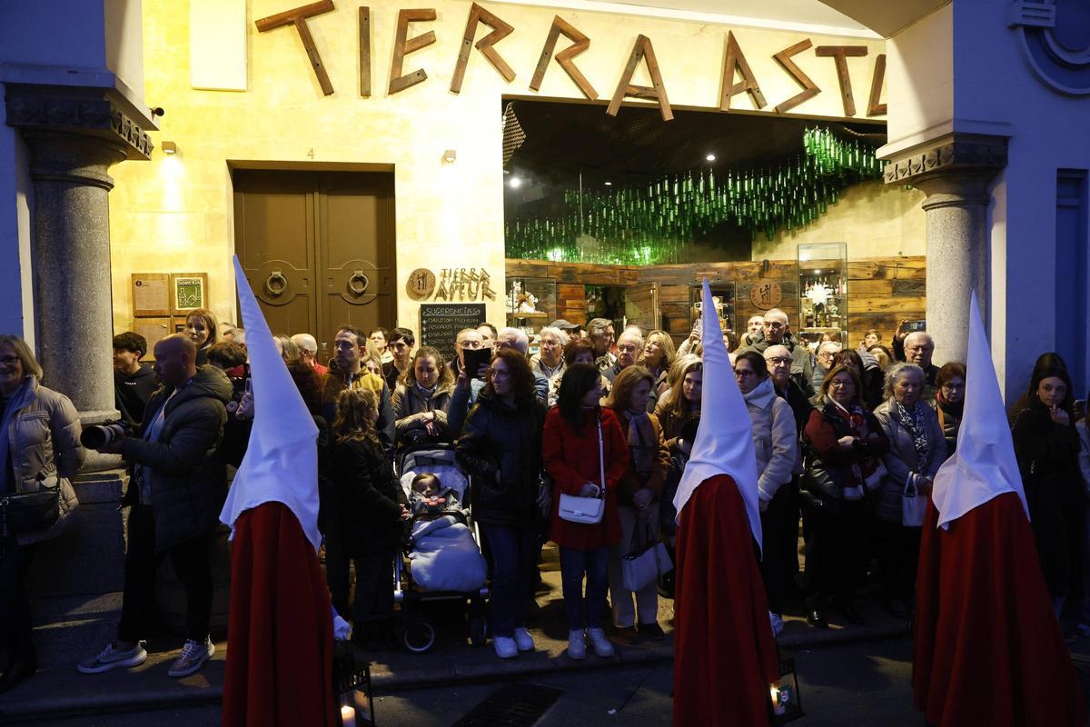 EN IMÁGENES: Avilés, a reventar en la procesión del Silencio