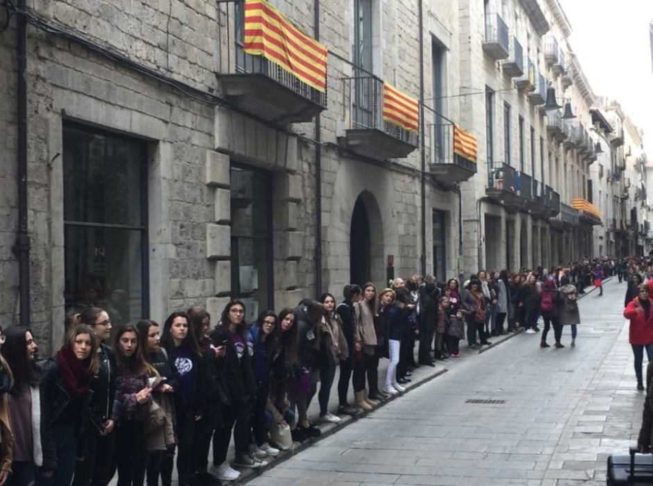 Cadena humana a Girona amb motiu de la vaga feminista