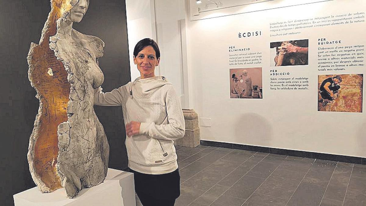 L’artista Tania Font al costat d’una de les escultures.