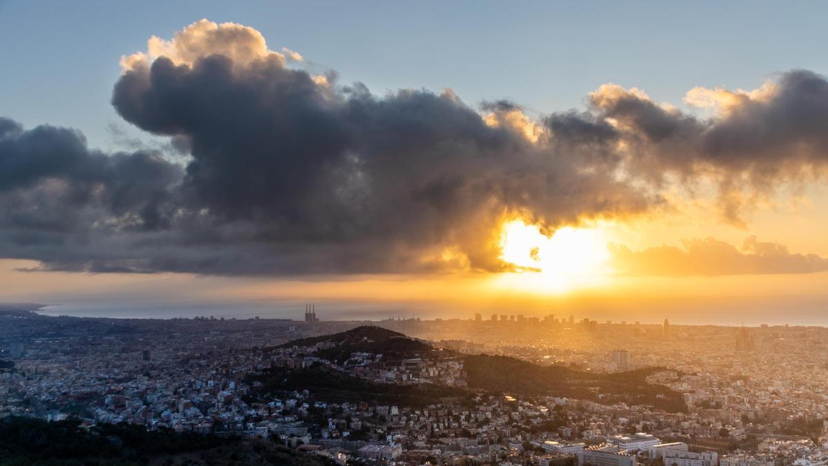 Nubes matinales inofensivas sobre la costa central de Barcelona, el 6 de marzo del 2024