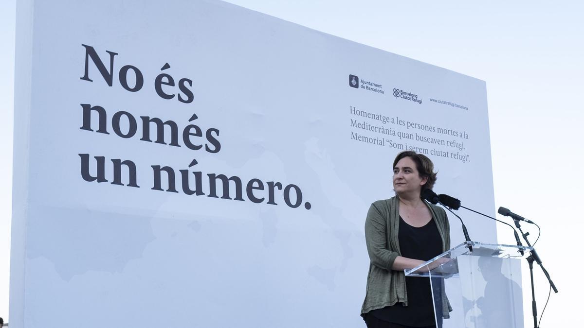 Colau, en la inauguración del contador de naufragios en el Mediterráneo, en 2016