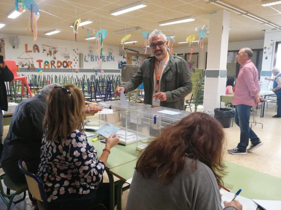 Juanma Ramón (Compromís) vota en Paterna.
