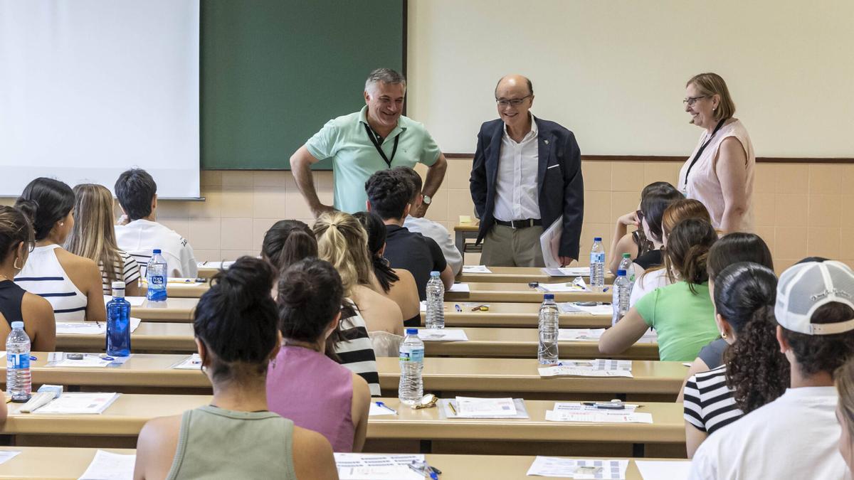 Estudiantes en el campus del Milán durante la EBAU.