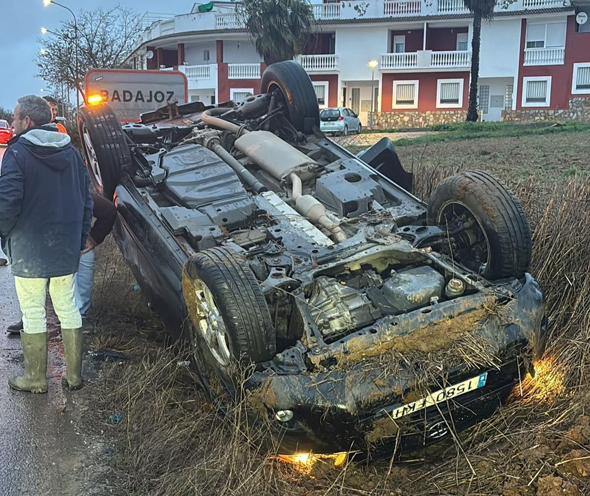 Coche volcado tras el accidente en la carretera de La Corte