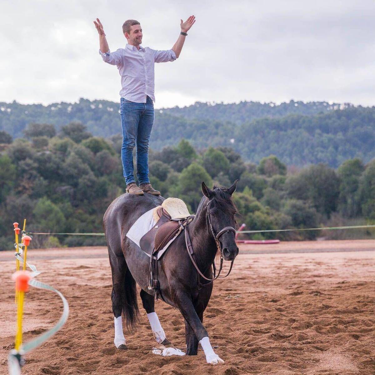 La Corrida en família d'aquest dissabte ha permès als més petits passejar en poni o ruc, participar en tallers i gaudir de demostracions de doma de cavalls.