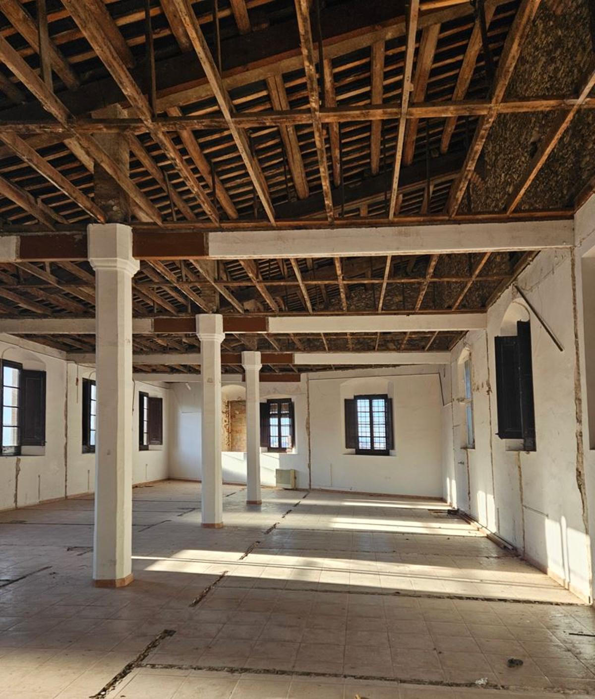 La planta superior de l’edifici, amb els falsos sostres ja retirats.