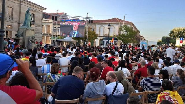 Numerosas personas ante la pantalla gigante en la Plaza de la Inmaculada de Tui, ayer.