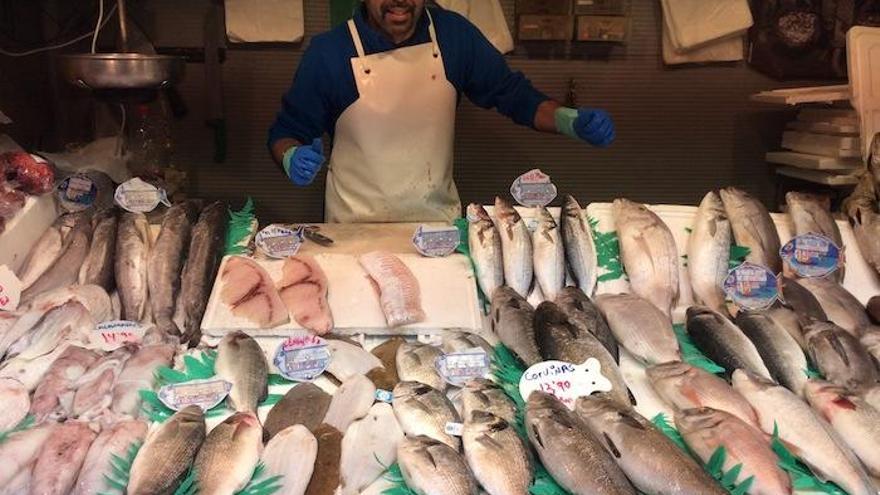 Uno de los puestos de pescado del mercado de Atarazanas, que aún recibe a consumidores en busca de su cena de Nochebuena.