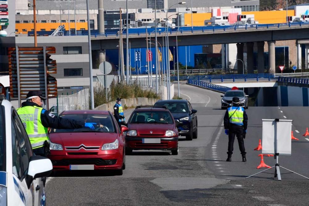 Los agentes solicitan a los conductores que acrediten su viaje para evitar movimientos injustificados.