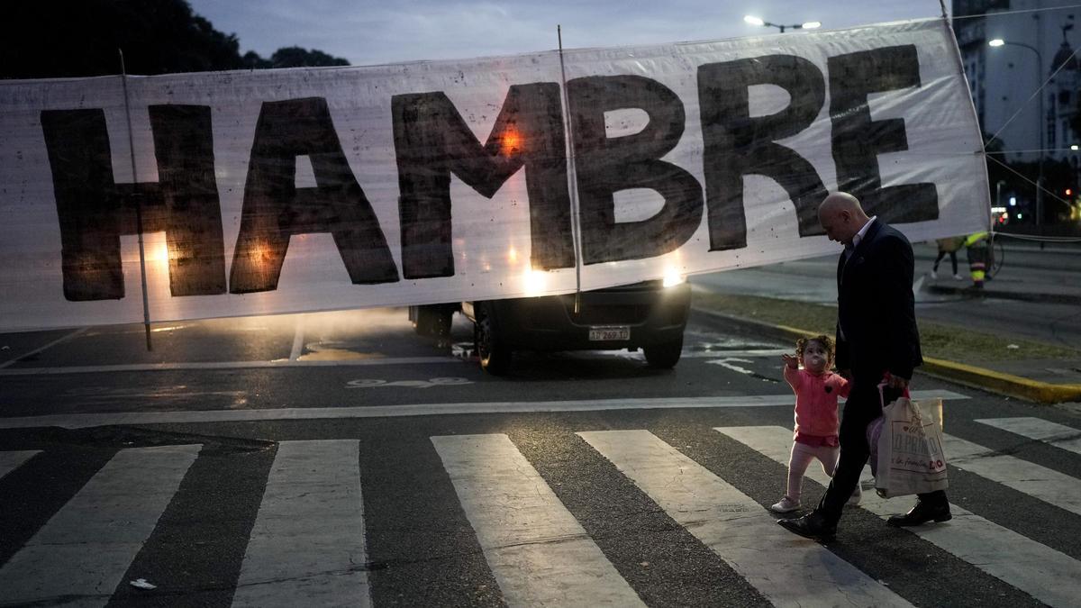 Cartel colocado por organizaciones sociales para reclamar más ayudas frente al Ministerio de Desarrollo Social argentino, en Buenos Aires.