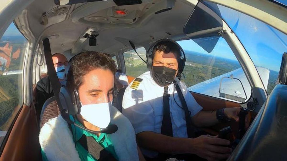 Corina Mañá, protagonista de ‘Coa luz do corazón’, pilotanto unha avioneta