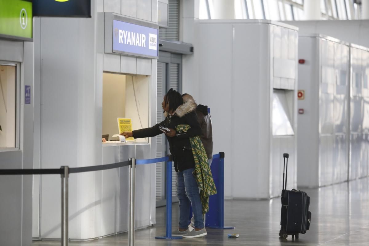 Los viajeros de Londres llegan al aeropuerto de Zaragoza