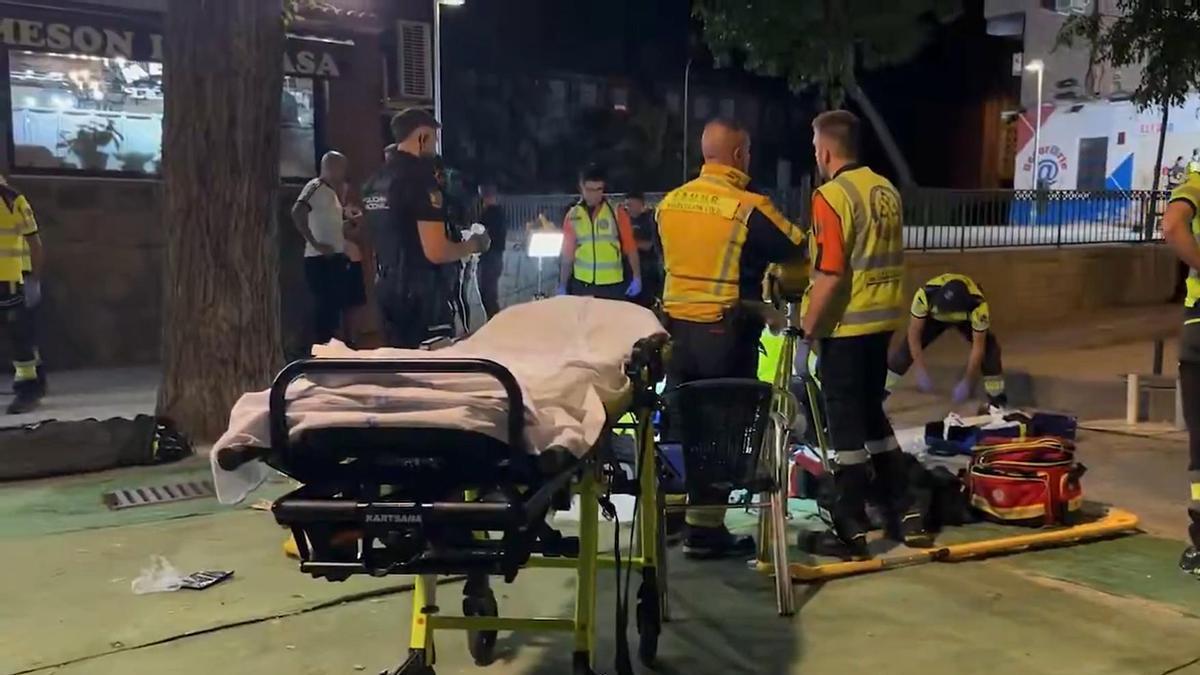 Despliegue de los servicios de emergencia en la calle Elfo de Ciudad Lineal.