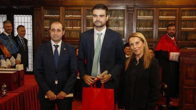 Pablo Fernández Menéndez recibe su galardón, con Marcos Óscar Martínez y Mar Celemín. |  | PABLO SOLARES