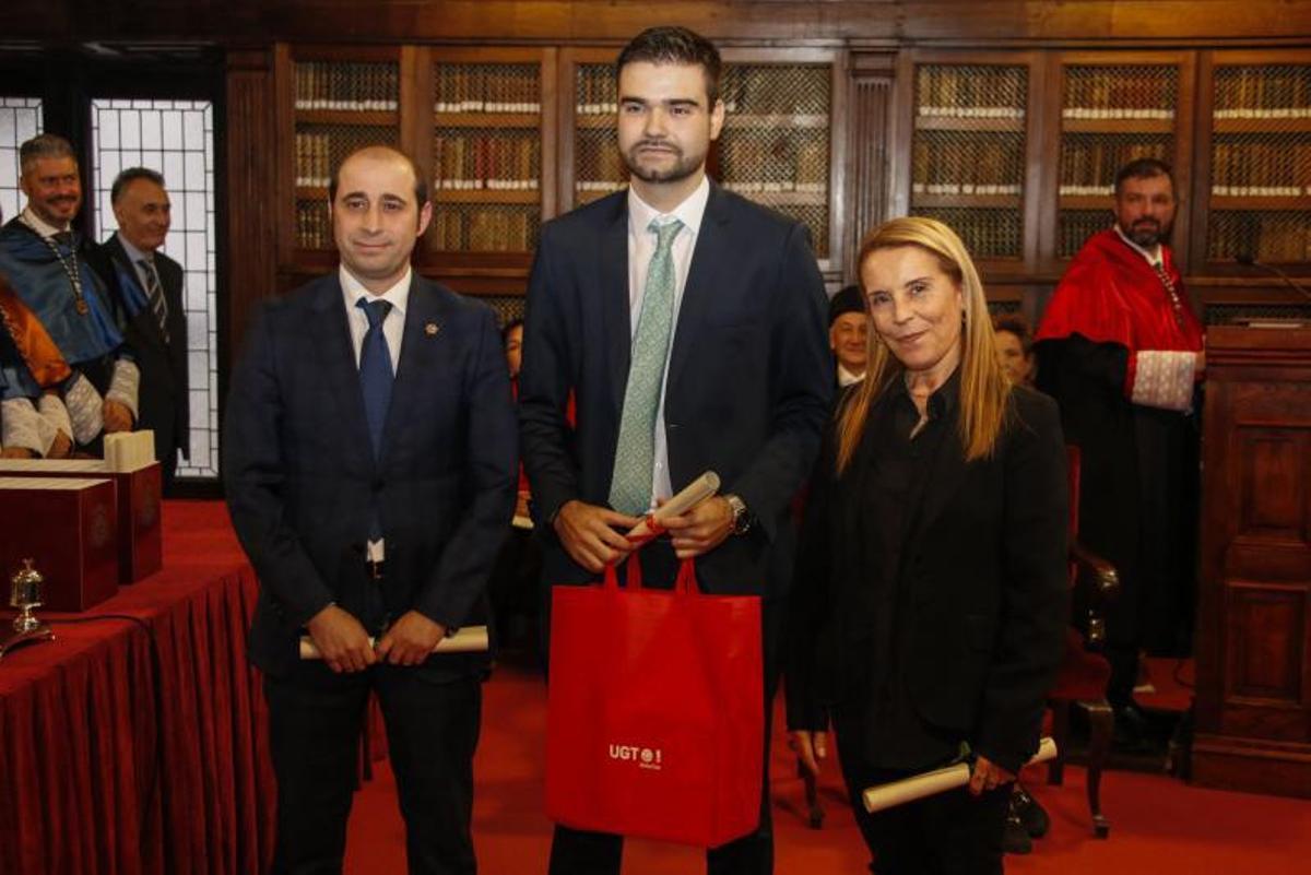 Pablo Fernández Menéndez recibe su galardón, con Marcos Óscar Martínez y Mar Celemín. |  | PABLO SOLARES