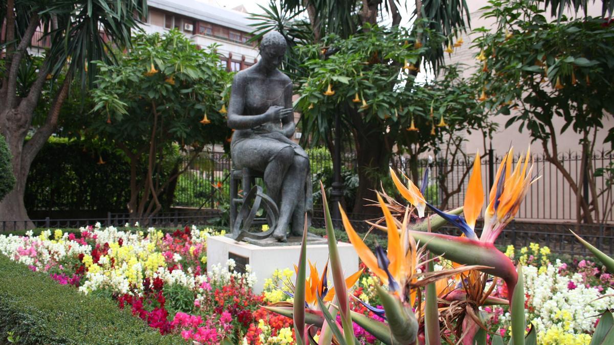 La escultura de la Bordadora, en la céntrica Plaza de Concepción Sandoval, rodeada de ejemplares de brugmansia.