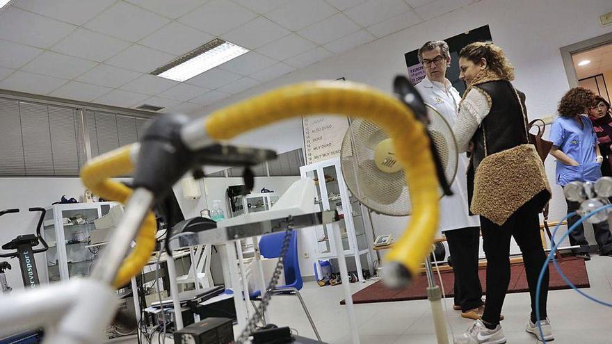 Nicolás Terrados y Beatriz Álvarez, en una sala de la Unidad de Medicina Deportiva del Quirinal.