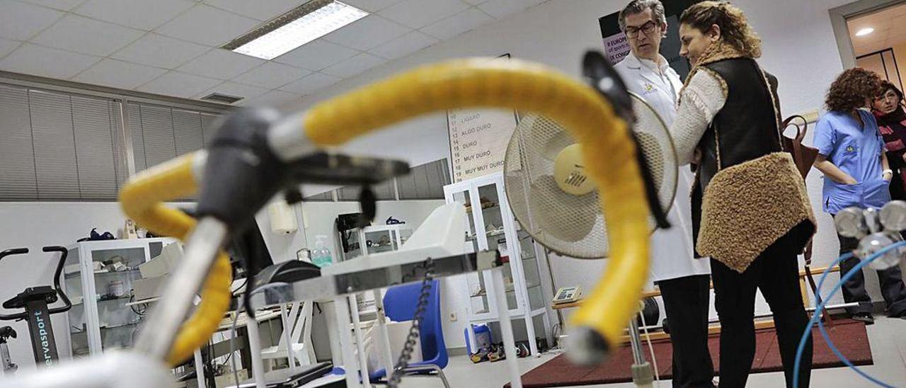 Nicolás Terrados y Beatriz Álvarez, en una sala de la Unidad de Medicina Deportiva del Quirinal.