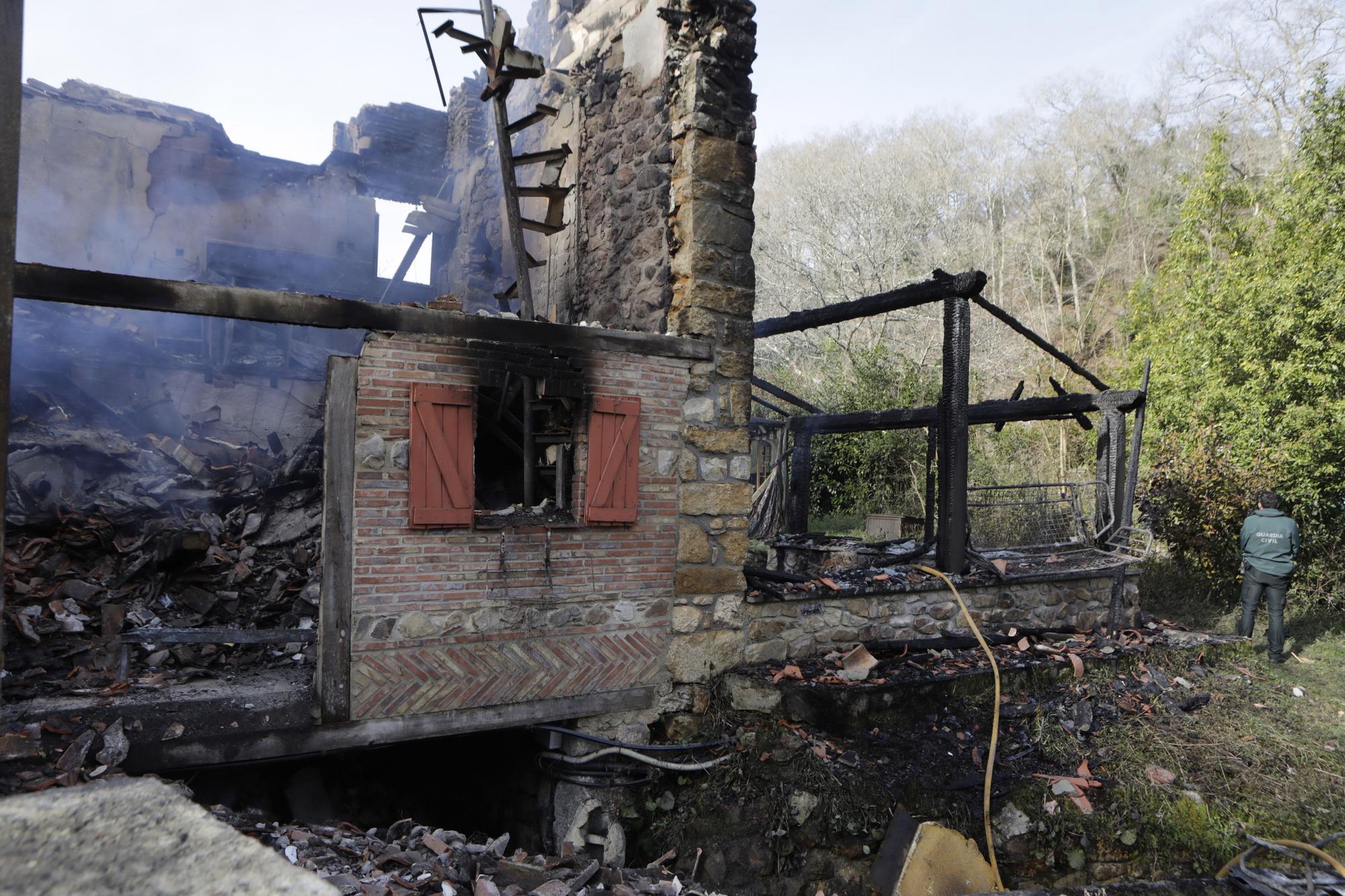 EN IMÁGENES: Las impresionantes fotografías del incendio de la casa de Piloña donde murió una mujer