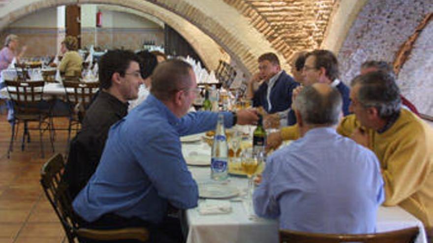 Un grupo de compañeros reunidos en un bar de Cartagena en una comida de empresa con motivo de la Navidad