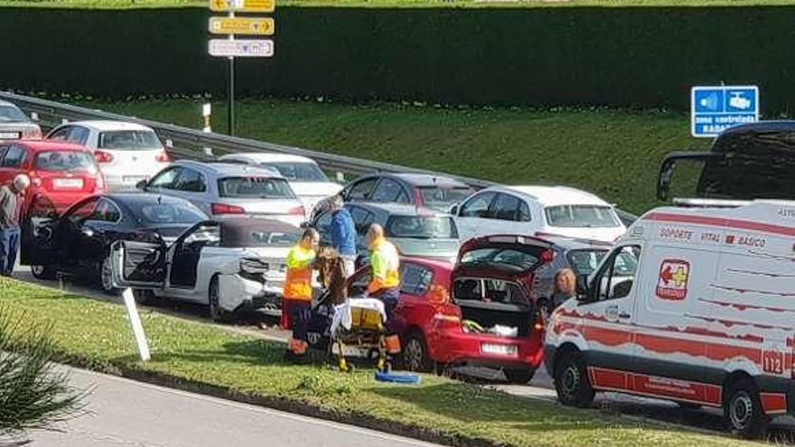 Personal sanitario atendiendo a las heridas en el lugar del accidente.