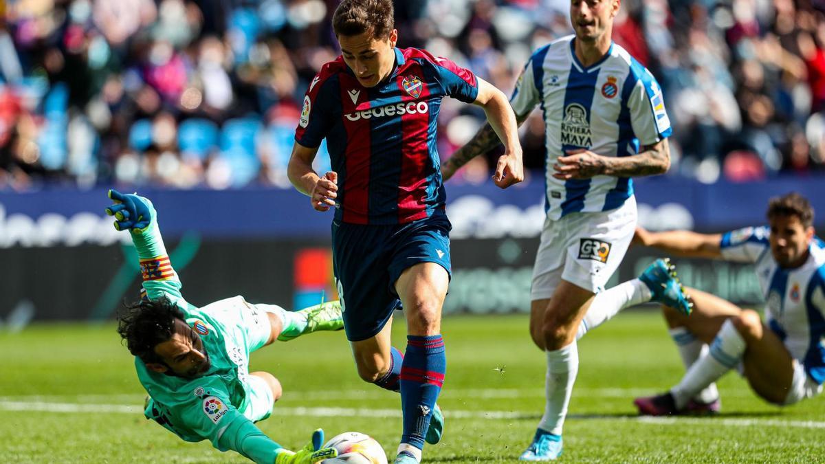 Jorge De Frutos intenta superar la salida de Diego López, en un Levante UD-Espanyol. | EUROPA PRESS